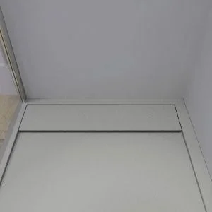 Eingerahmte Duschwanne aus Harz URBANSTONE Sand, antibakterielle und rutschfeste Schieferstruktur. Farben zur Auswahl. verstecktes Gitter.
