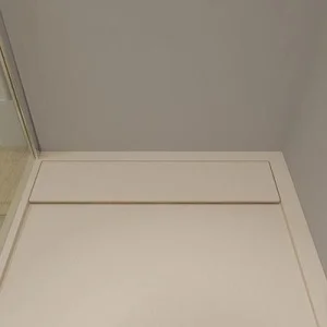 Eingerahmte Duschwanne aus Harz URBANSTONE Creme antibakteriell und rutschfeste Schieferstruktur. Farben zur Auswahl. verstecktes Gitter.